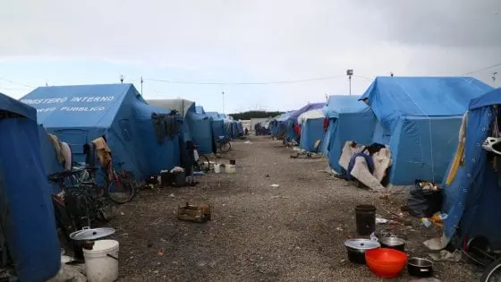 Migranti: incendio cabina elettrica tendopoli San Ferdinando