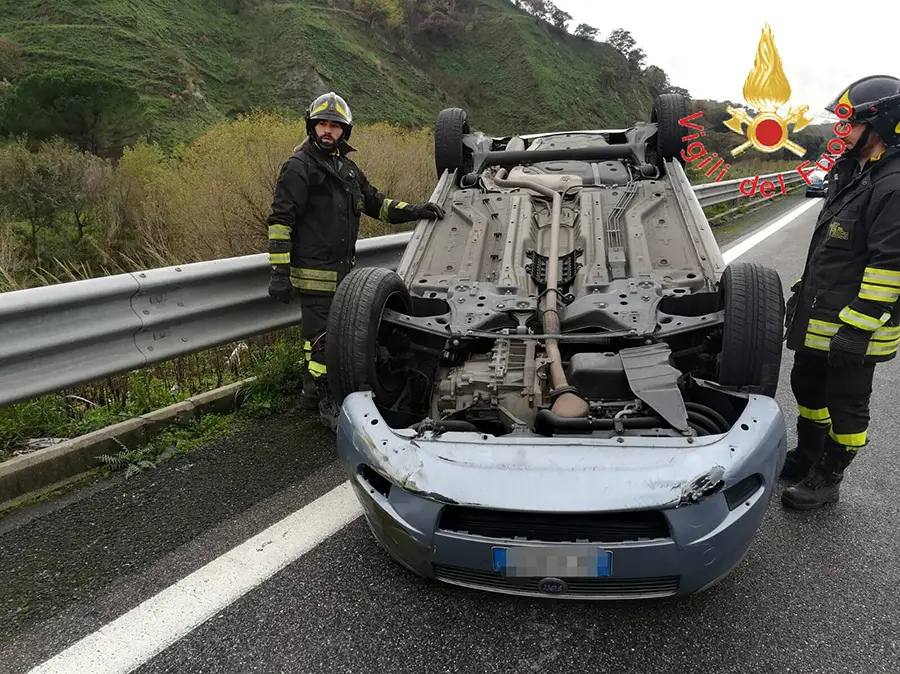 Incidente stradale SS280 dir CZ, auto si ribalta conducente sotto shock, intervento dei VVF (Foto)