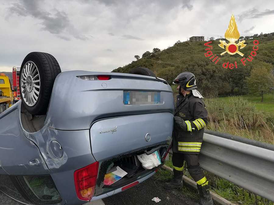 Incidente stradale SS280 dir CZ, auto si ribalta conducente sotto shock, intervento dei VVF (Foto)