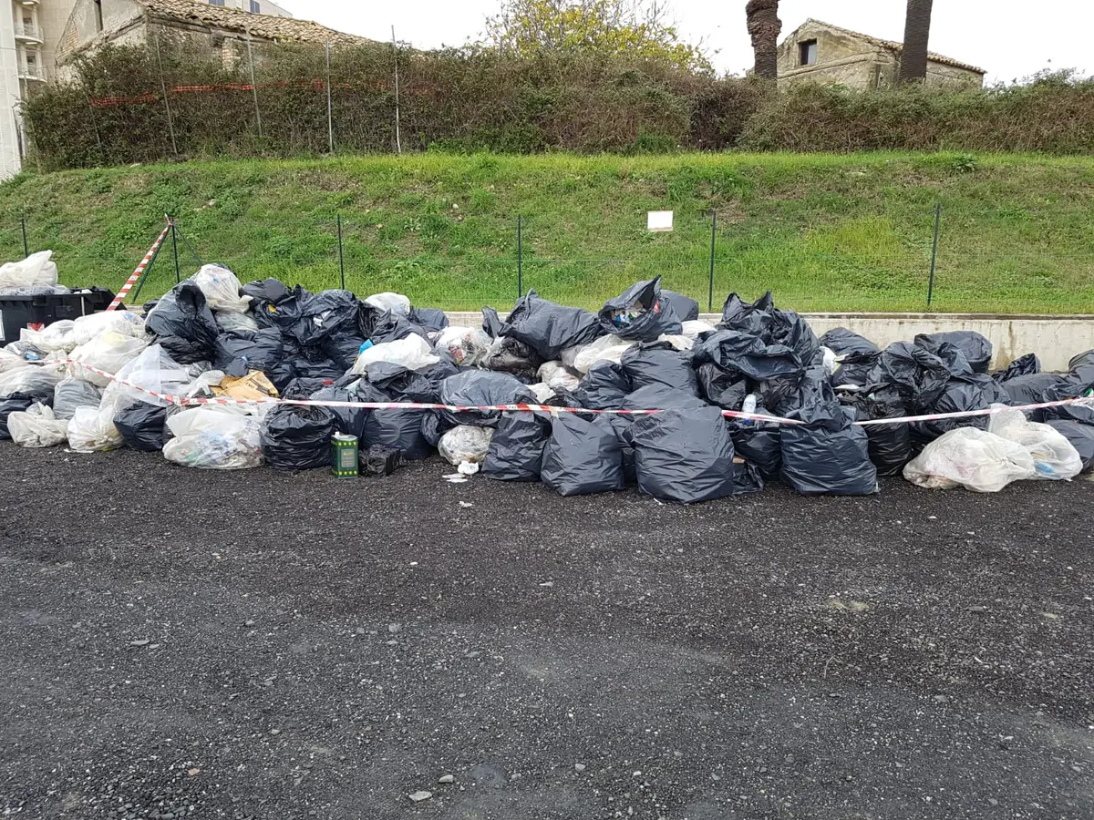 Rifiuti:  sequestrata discarica abusiva alla cittadella regionale