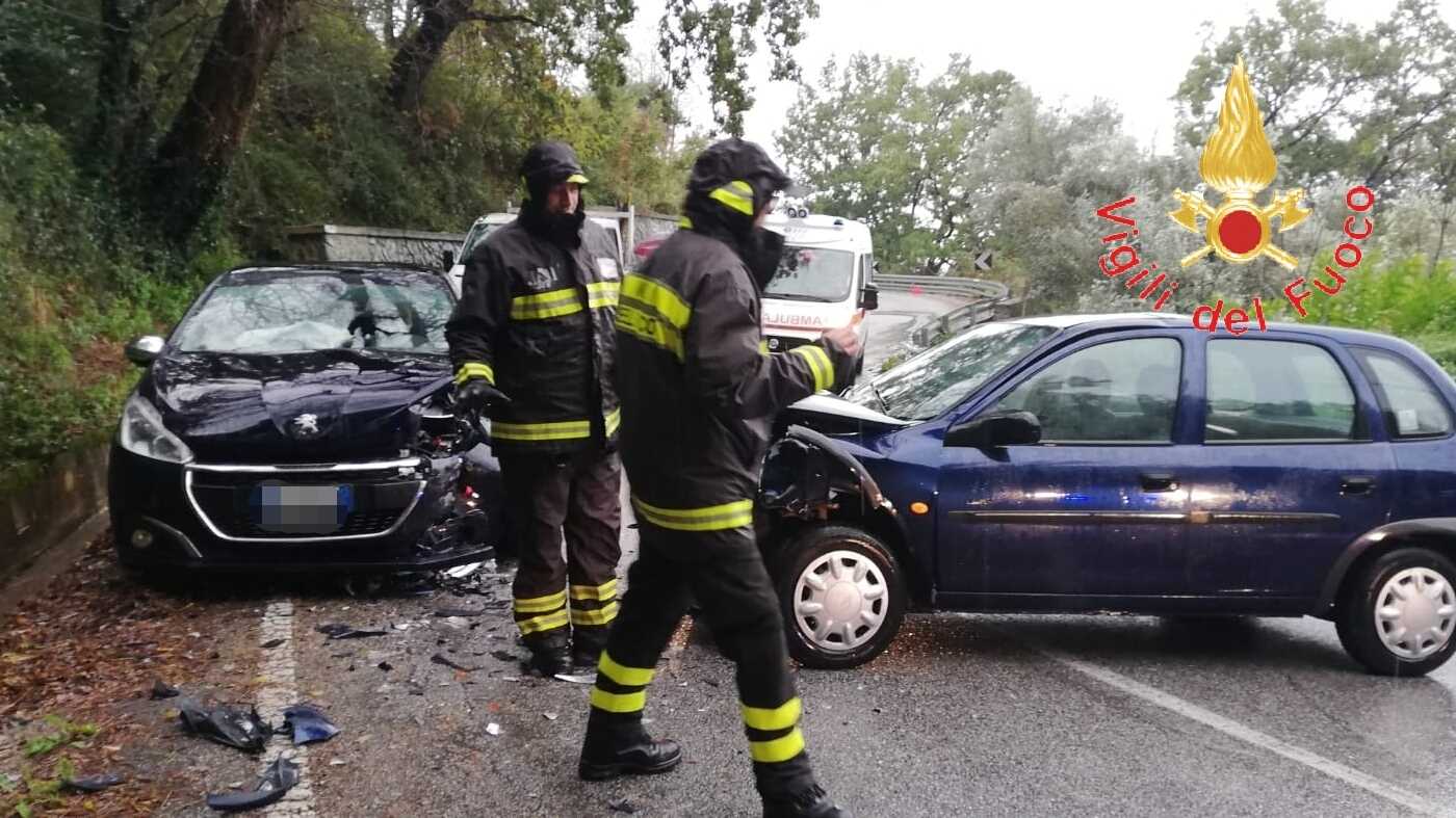 Incidente  Stradala sulla SP159, scontro frontale bilancio 3 feriti intervento dei VVF