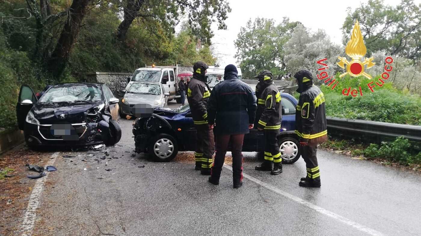 Incidente  Stradala sulla SP159, scontro frontale bilancio 3 feriti intervento dei VVF