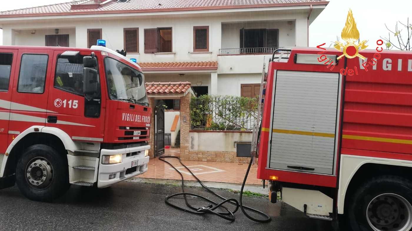 incendio abitazione a Lamezia Terme intervento tempestivo dei VVF (Foto)