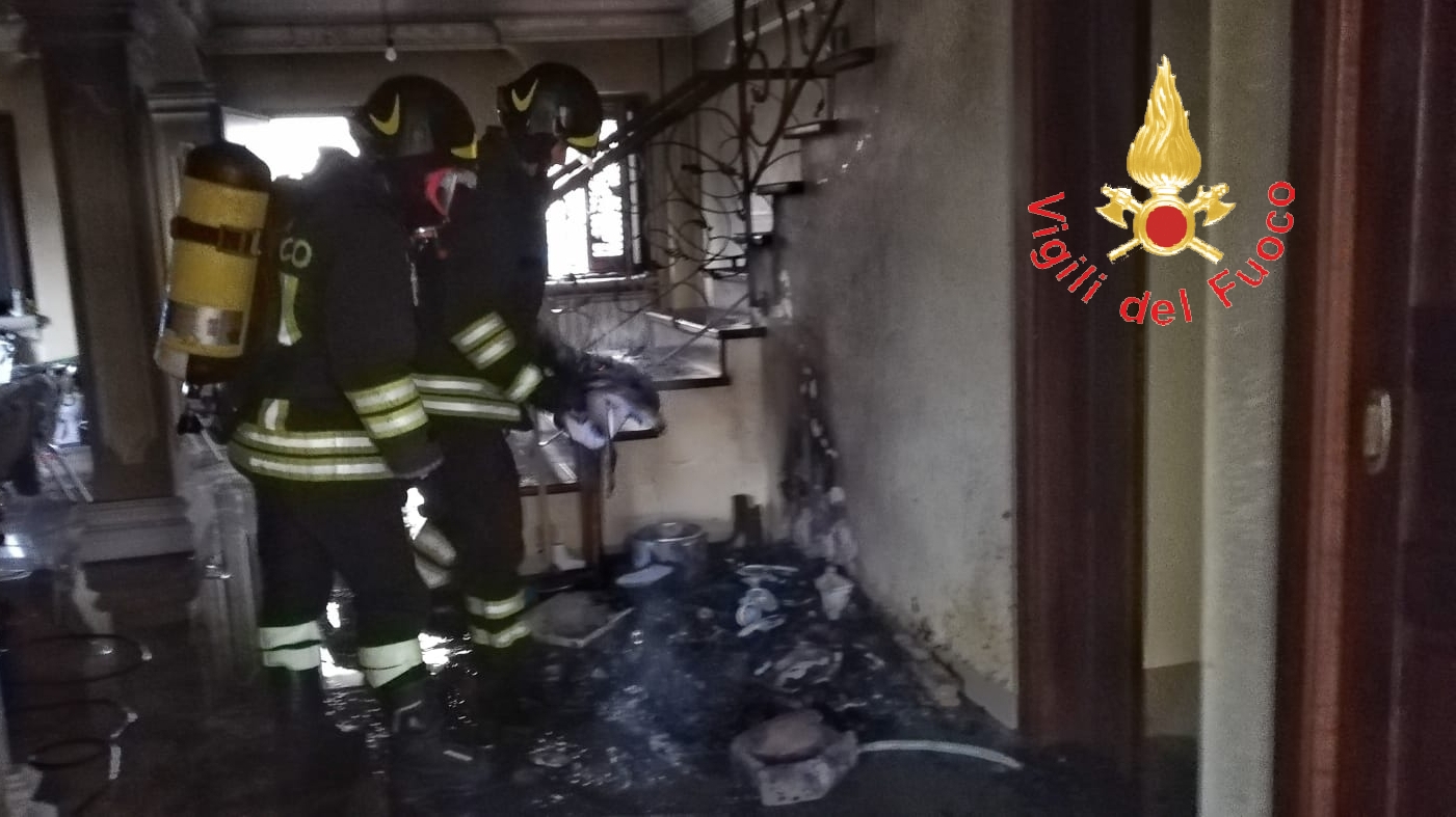 incendio abitazione a Lamezia Terme intervento tempestivo dei VVF (Foto)