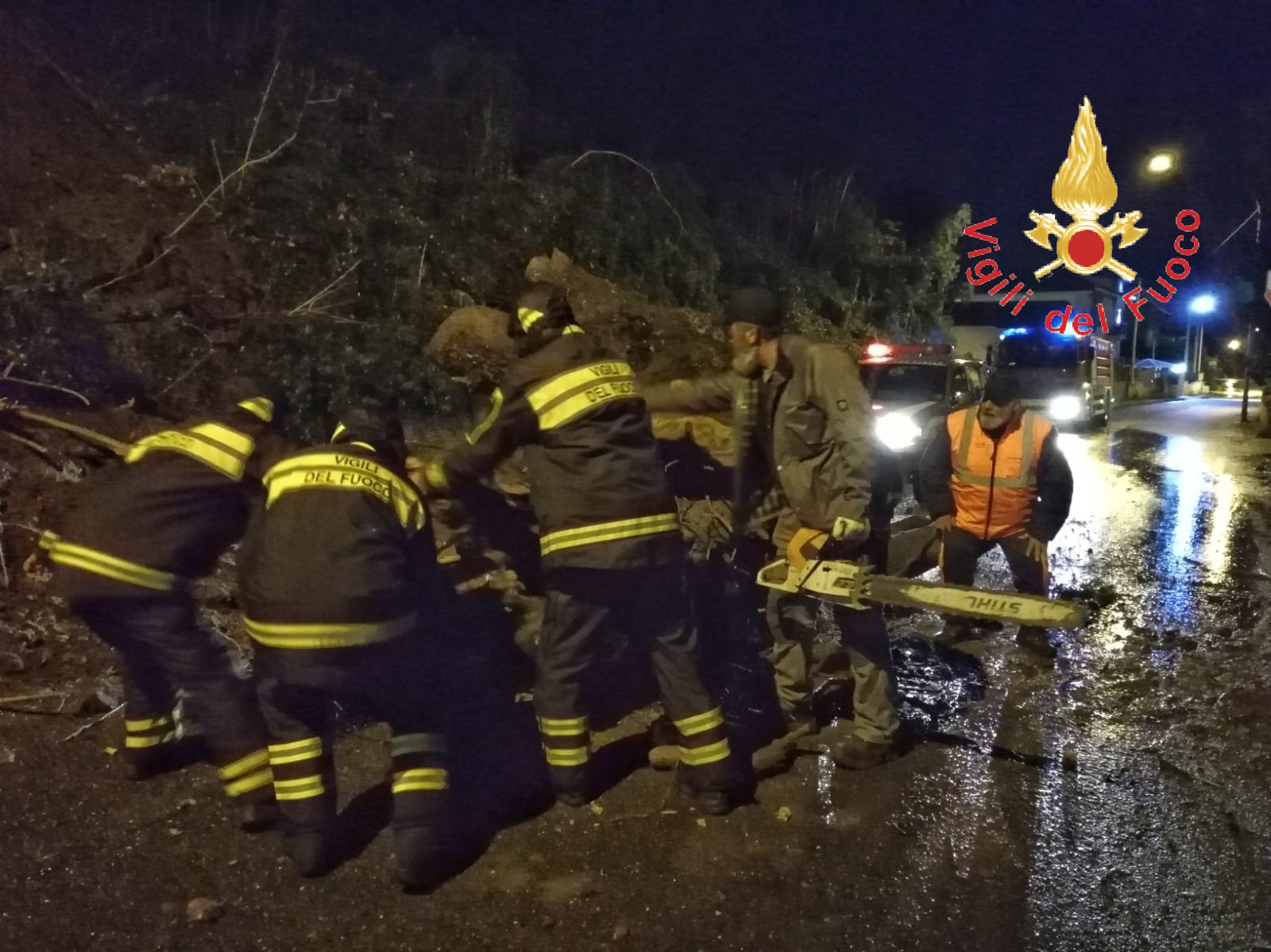 Maltempo: pioggia e vento in Calabria, cresce livello fiumi. numerosi interventi dei VVF