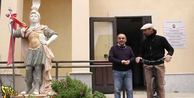 Striscia la notizia : Statua donata da 'ndrina, sindaco Giuseppe Ussia 'se la tolgo mi sparano'