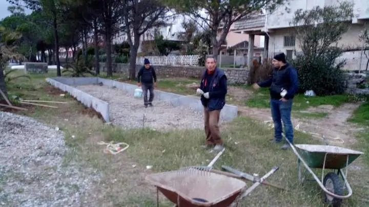 Nuovo campo di bocce.  Vandali ancora in azione, trafugate tre lastre di cemento