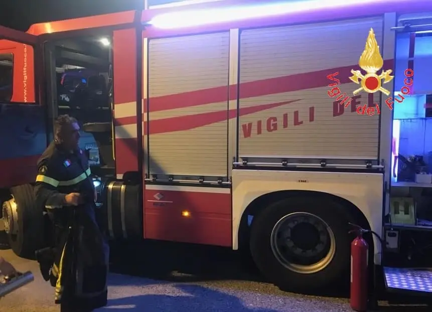 Incendio devasta pizzeria nel vibonese, sul posto i VVF e CC