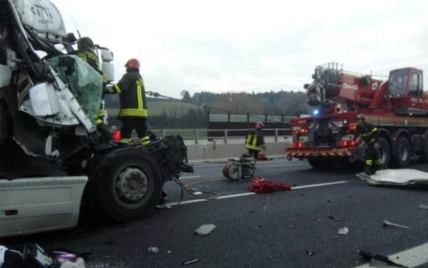 Cosenza. Incidenti stradali: scontro auto-furgone, un morto sulla A2