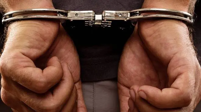 Violenza sessuale: abusa nipotina per anni,arrestato 70enne. Ragazza oggi 19enne