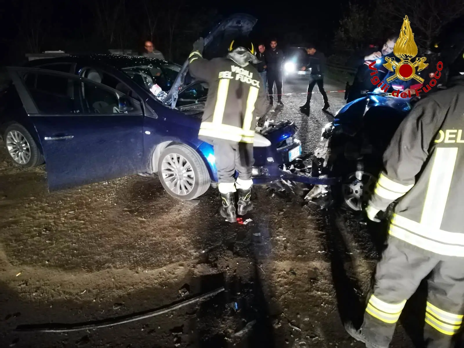 Crotone. Incidente stradale, tutti i passeggeri sono rimasti incastrati nelle lamiere