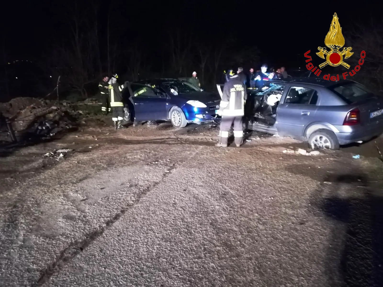 Crotone. Incidente stradale, tutti i passeggeri sono rimasti incastrati nelle lamiere