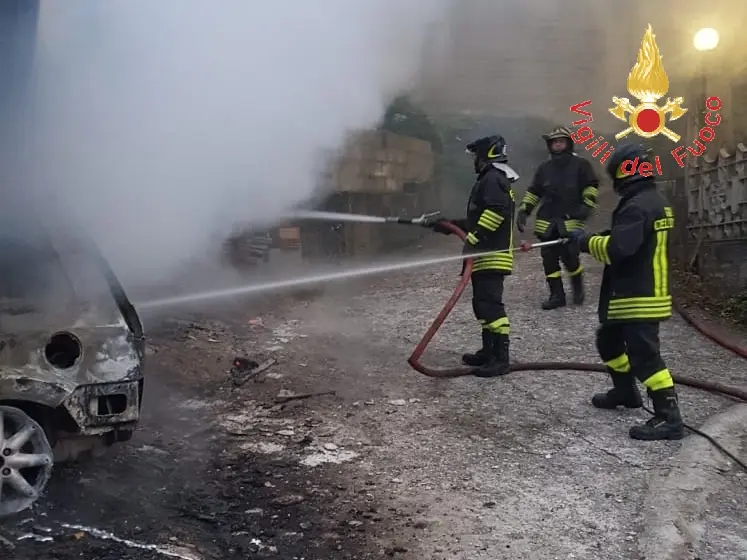 Nel catanzarese, l'auto va a fuoco il cane allerta il padrone, intervento dei VVF