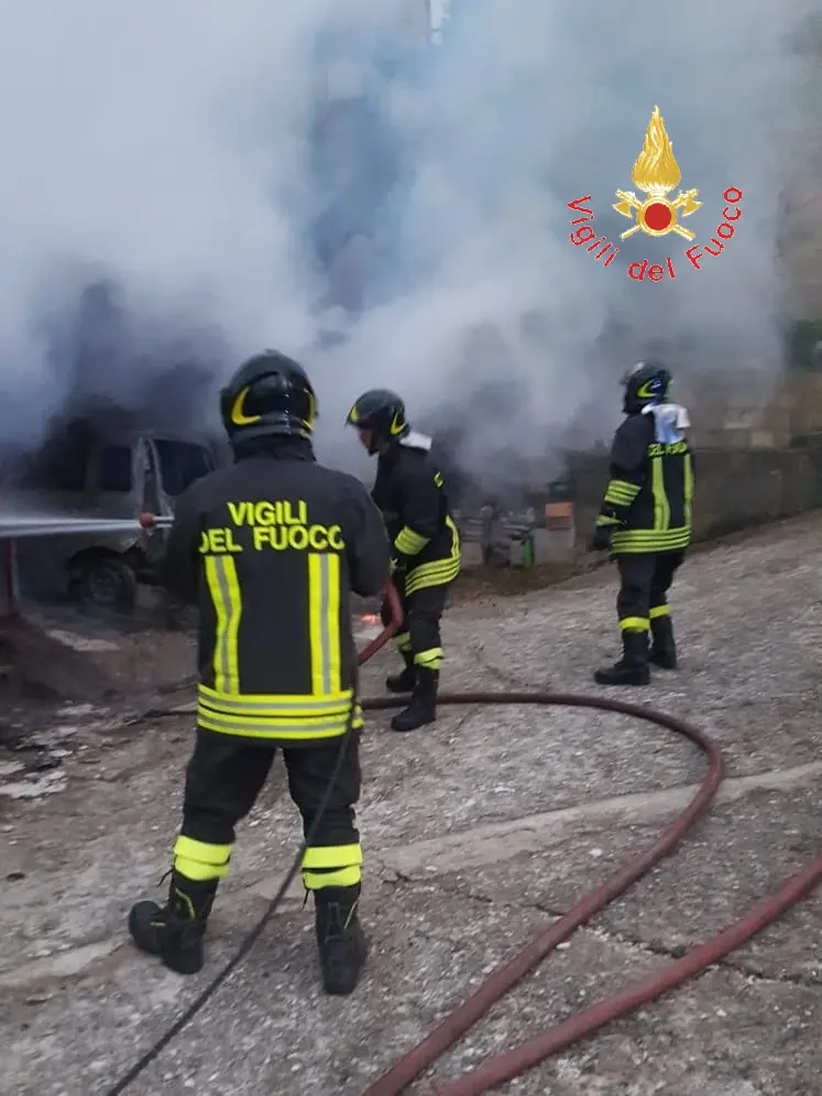 Nel catanzarese, l'auto va a fuoco il cane allerta il padrone, intervento dei VVF