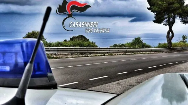 Donna tenta di lanciarsi da viadotto, bloccata da Carabinieri