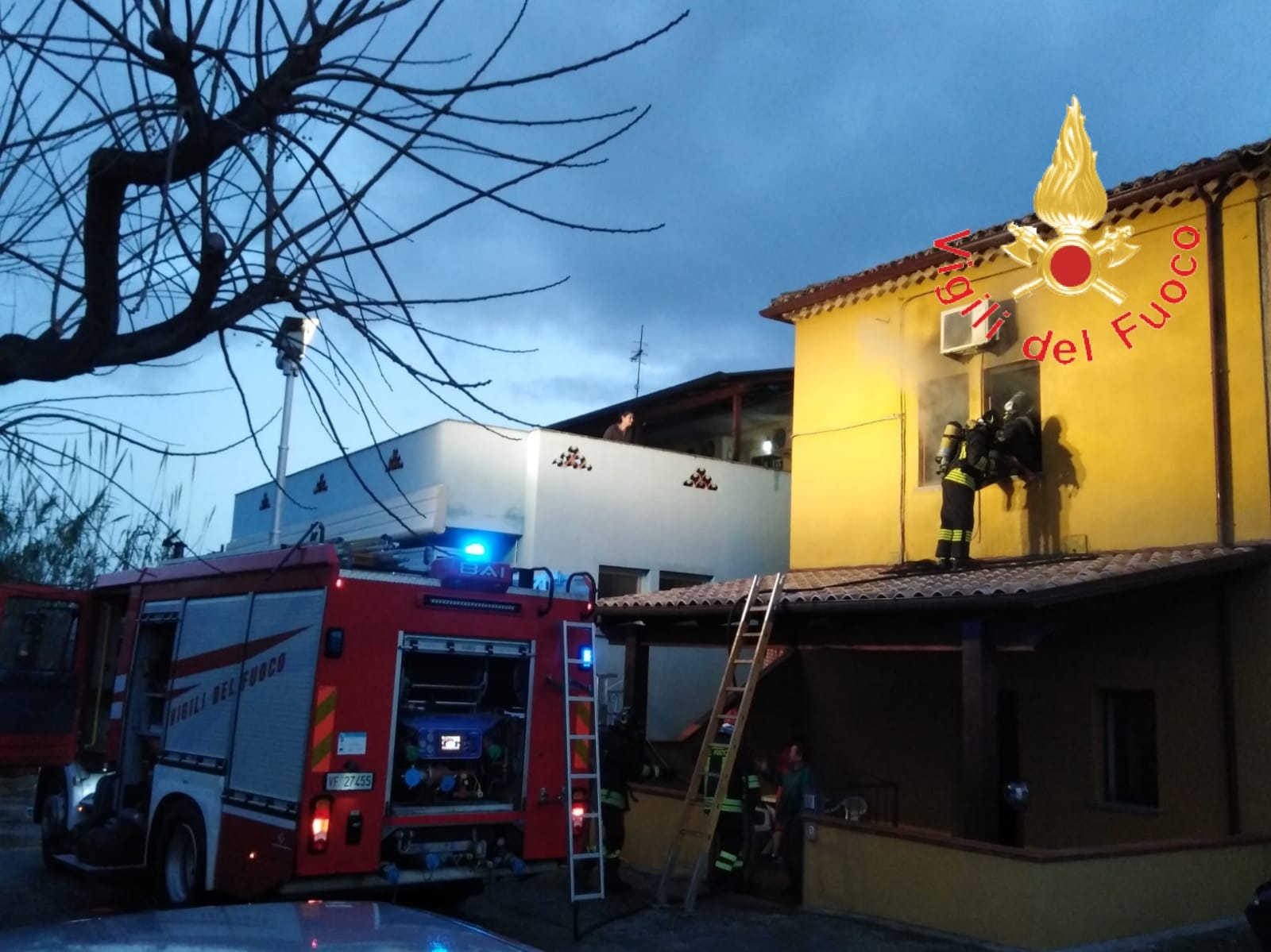 Catanzaro Notte della Vigilia un po' movimentata per i VVF (Foto)