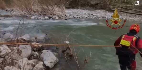 Catanzaro. I Vigili del Fuoco salvano cane da caccia (Video)