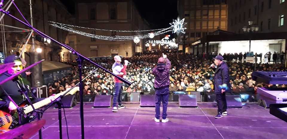 In decine di migliaia a Catanzaro per il grande concerto di Capodanno in piazza (Foto)