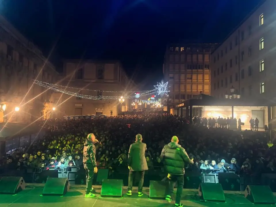 In decine di migliaia a Catanzaro per il grande concerto di Capodanno in piazza (Foto)