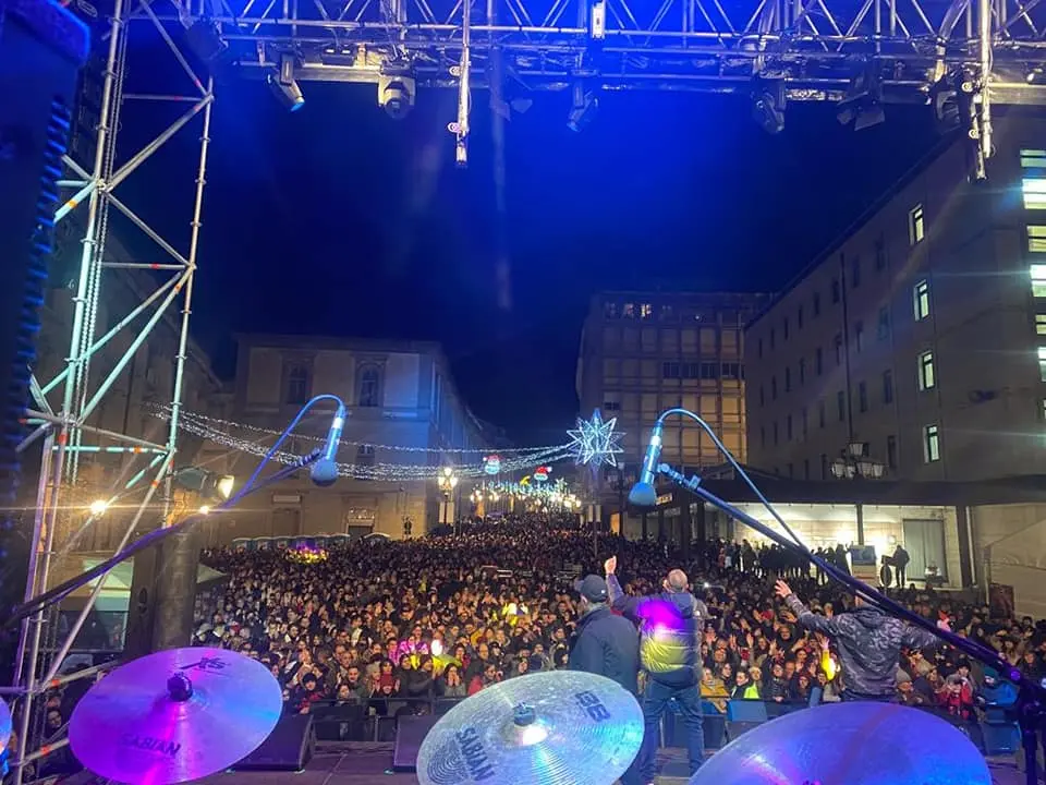 In decine di migliaia a Catanzaro per il grande concerto di Capodanno in piazza (Foto)