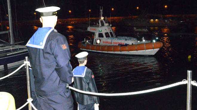Donna si getta in mare nel porto di Vibo Valentia, salvata da Guardia Costiera