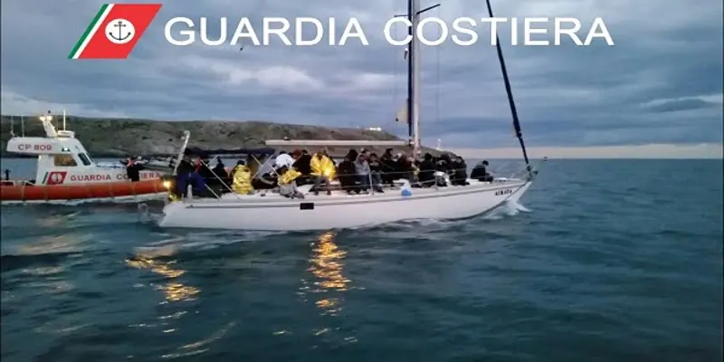 Sbarco di migranti al largo di Santa Maria di Leuca, in 60 tra cui donne e bambini