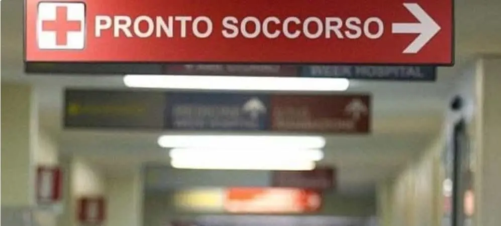 Petardo su una ambulanza e dottoressa aggredita a Napoli. Croce rossa: neanche in guerra. Via a tele