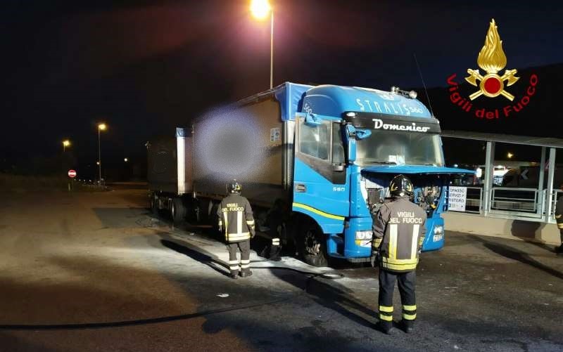 Pizzo (VV). Autotreno in fiamme sull' A2, incendio spento da vigili fuoco