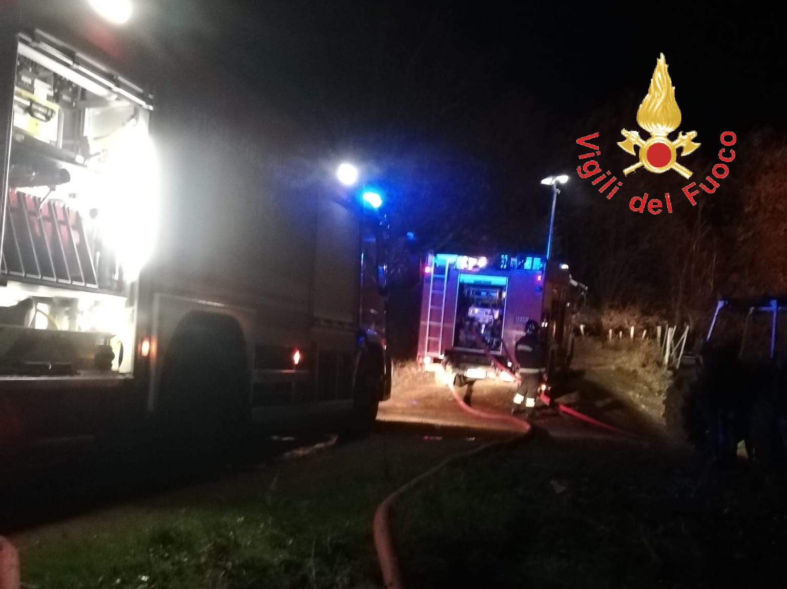 Nel Catanzarese, Rogo distrugge macchine e attrezzature  intervento dei Cc e VVF