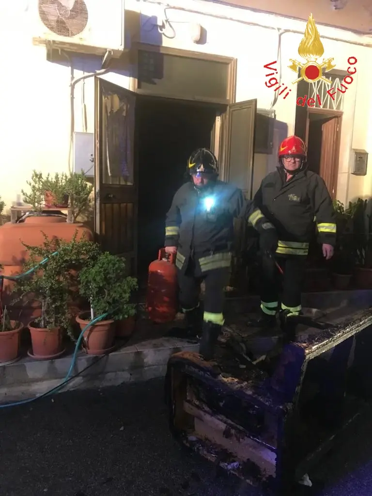 Giornata di fuoco e tempesta di vento per i VVF, rogo in due abitazioni più azienda di Pellets