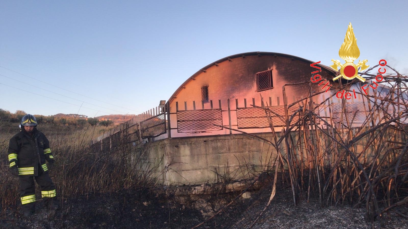 Giornata di fuoco e tempesta di vento per i VVF, rogo in due abitazioni più azienda di Pellets