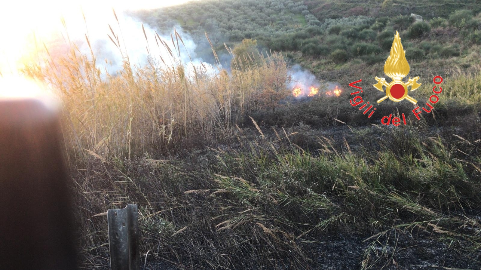 Giornata di fuoco e tempesta di vento per i VVF, rogo in due abitazioni più azienda di Pellets