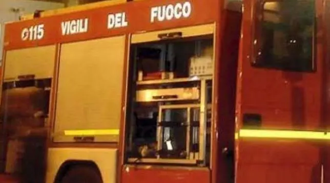 Paura in centro a Milano, fiamme vicino Hotel Des Etrangers. Evacuati abitanti