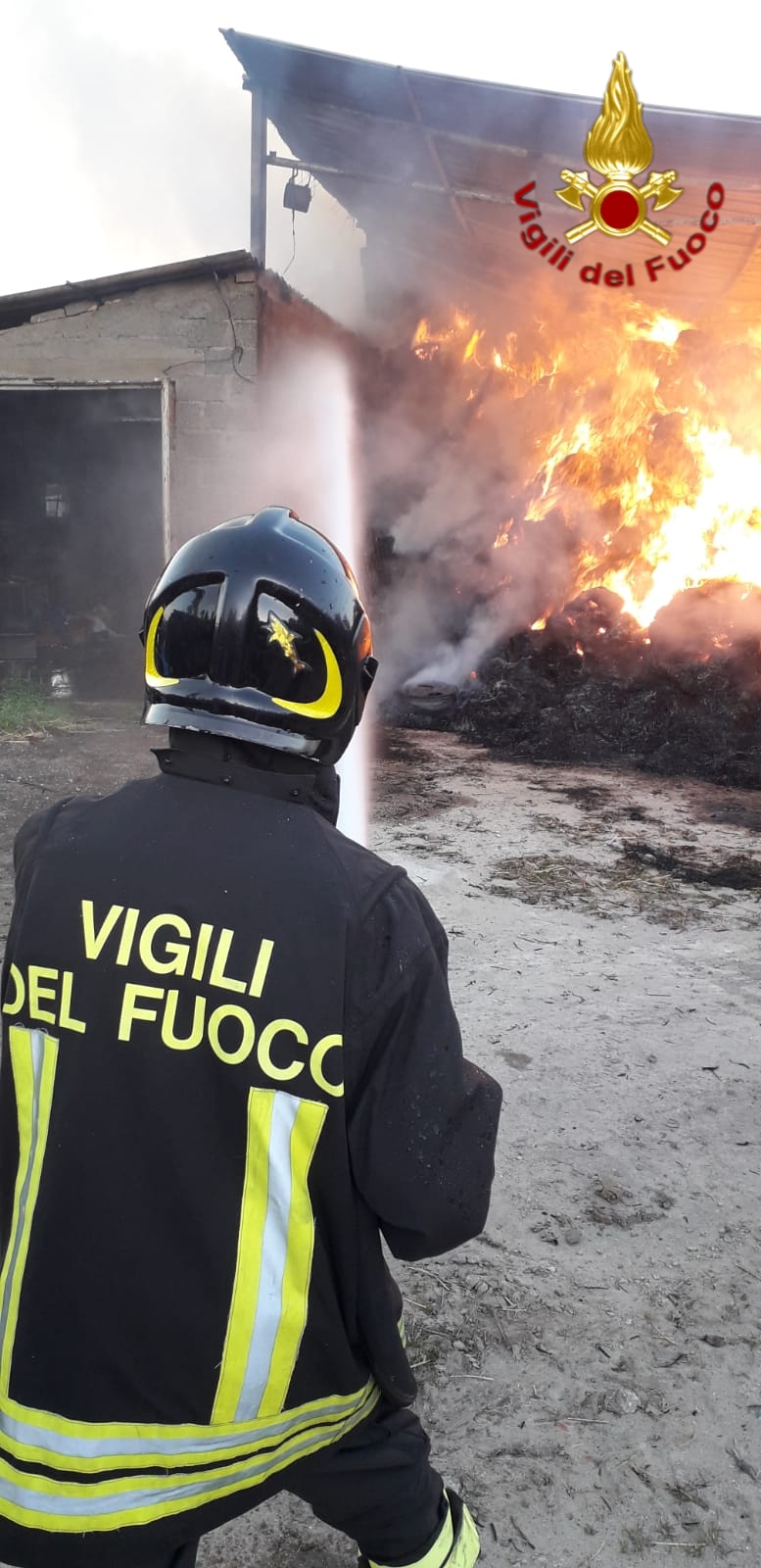 Crotone. Divampato fienile: in cenere oltre 1500 rotoballe sul posto i VVF e Cc