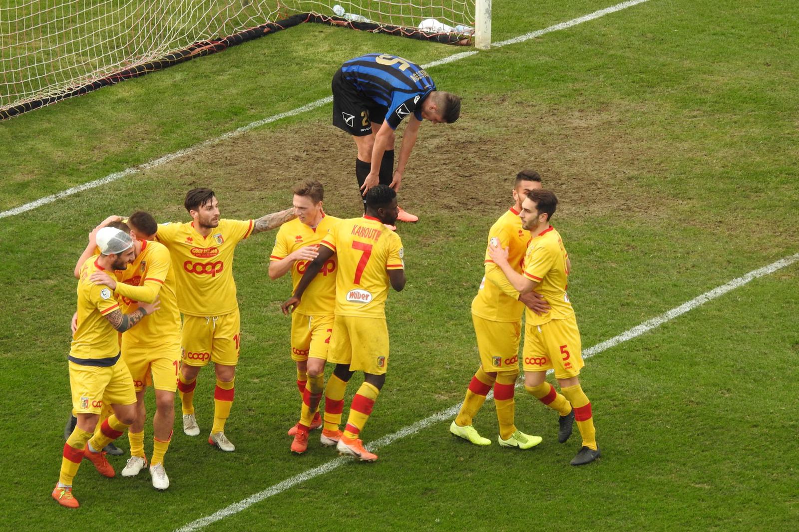 Calcio. Catanzaro-Bisceglie 2-1. Nicoletti e Giannone regolano i pugliesi (con highlights)