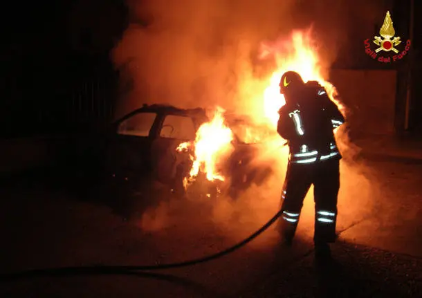 Auto si schianta, in due muoiono carbonizzati illeso il terzo passeggero