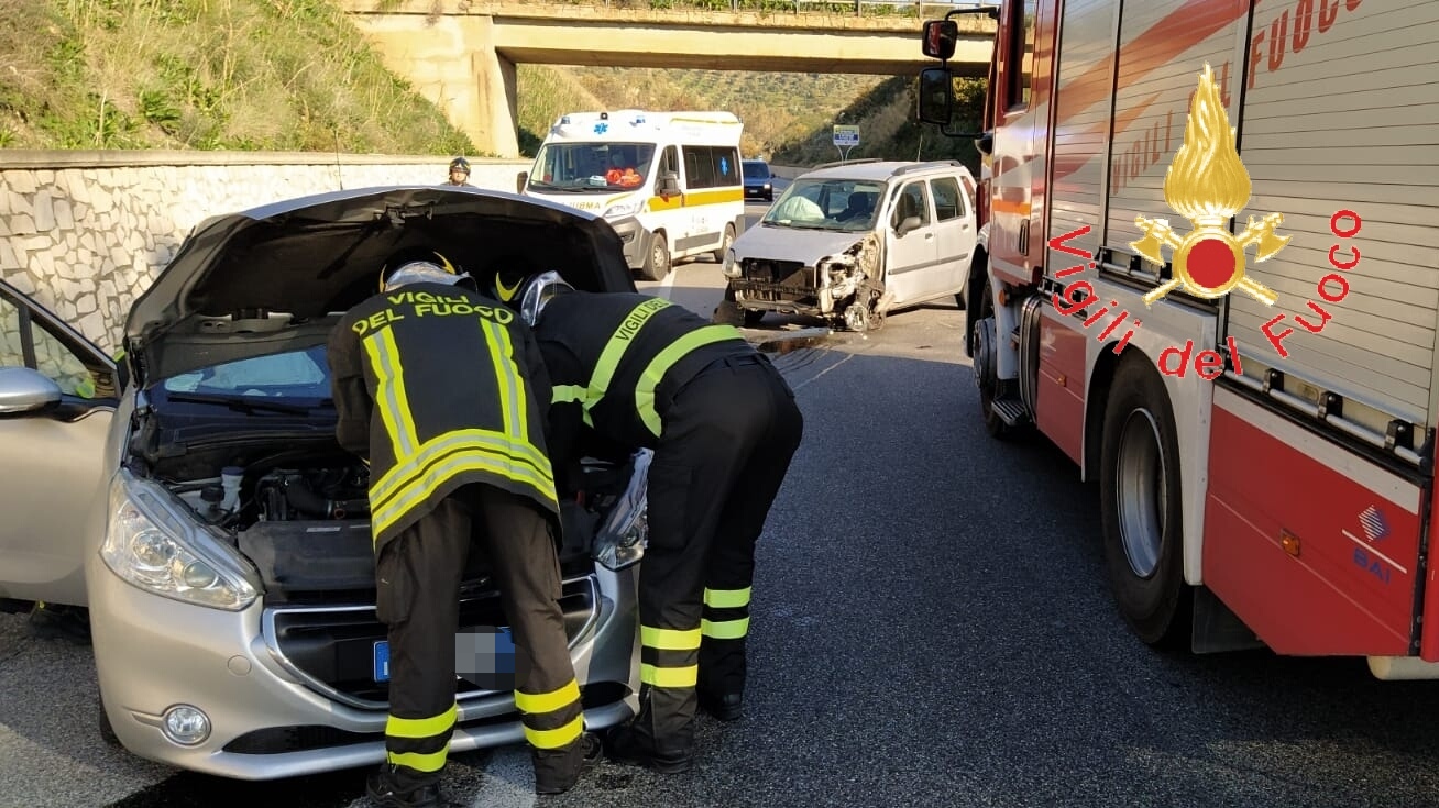 Catanzaro. Incidente frontale  su SS106 altezza Caminia sul posto i VVF