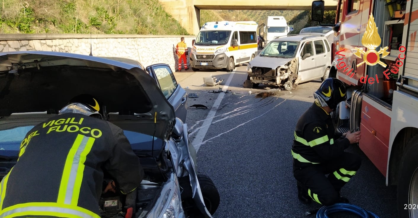 Catanzaro. Incidente frontale  su SS106 altezza Caminia sul posto i VVF