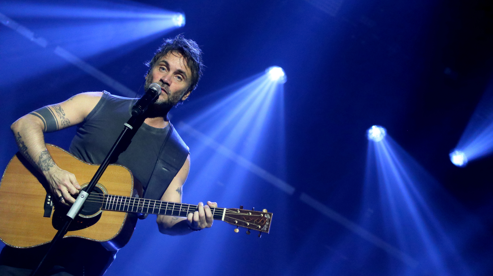 Grande successo al Teatro Politeama con Nek, ieri sera,  il concerto a cura della Esse Emme Musica