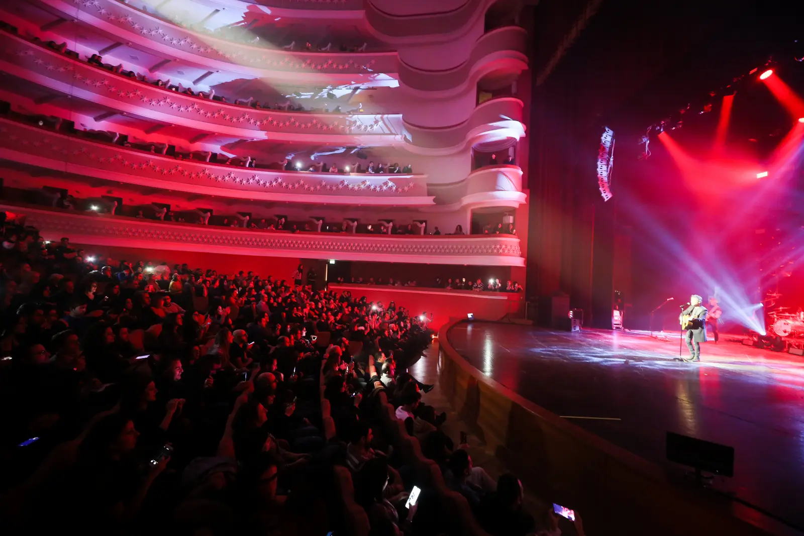 Grande successo al Teatro Politeama con Nek, ieri sera,  il concerto a cura della Esse Emme Musica