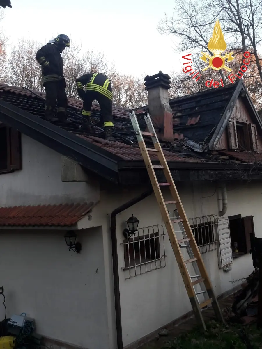 Torre di Ruggiero. Si incendia la canna fumaria, a fuoco il tetto intervento dei VVF