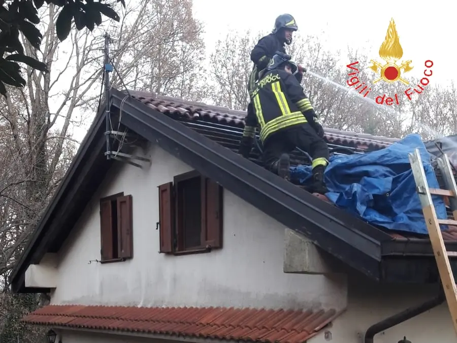 Torre di Ruggiero. Si incendia la canna fumaria, a fuoco il tetto intervento dei VVF