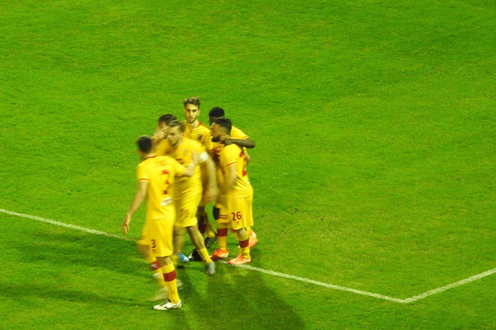 Calcio. Catanzaro-Monopoli 1-2, giallorossi sorpassati nel finale (con highlights)