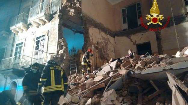 Notte di paura a Catania, crolla palazzina, evacuate 7 famiglie. Ricerche VVF con cani