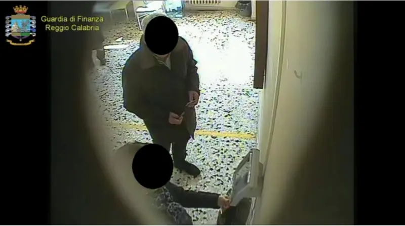Dipendenti Asp giocavano a slot in orario lavoro. Misura cautelare per 13 in servizio