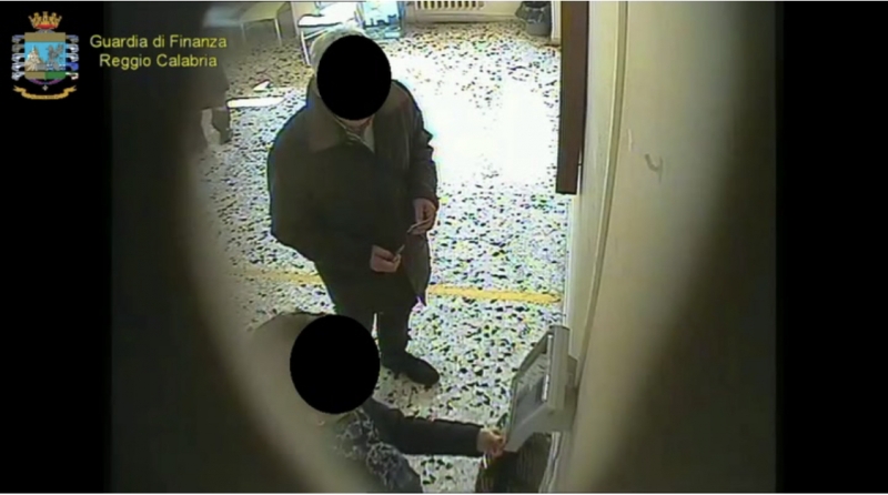 Dipendenti Asp giocavano a slot in orario lavoro. Misura cautelare per 13 in servizio