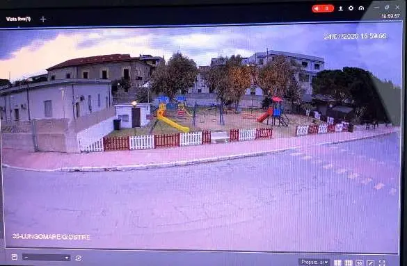 Lungomare, area parco giochi: occhio alla telecamera!  "vandali" spiati dall'occhio tecnologico