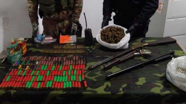 Armi, munizioni e droga in un tubo sequestrate nel reggino