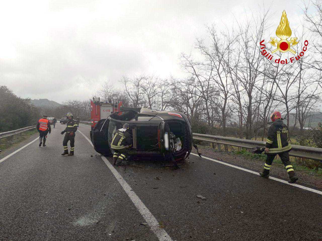 Brutto incidente. Scontro tra due auto, un morto e 4 feriti, due sono bimbi