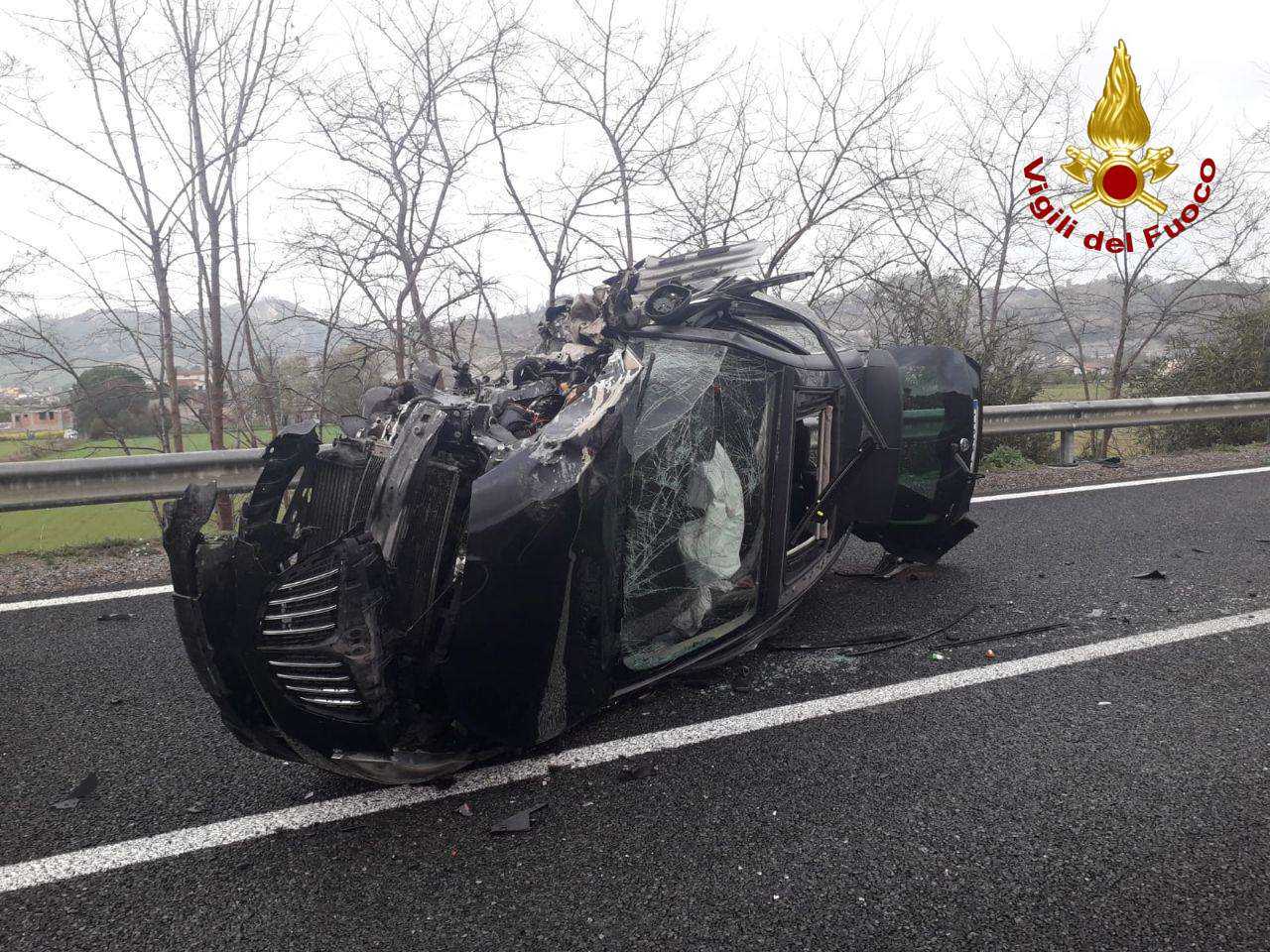 Brutto incidente. Scontro tra due auto, un morto e 4 feriti, due sono bimbi